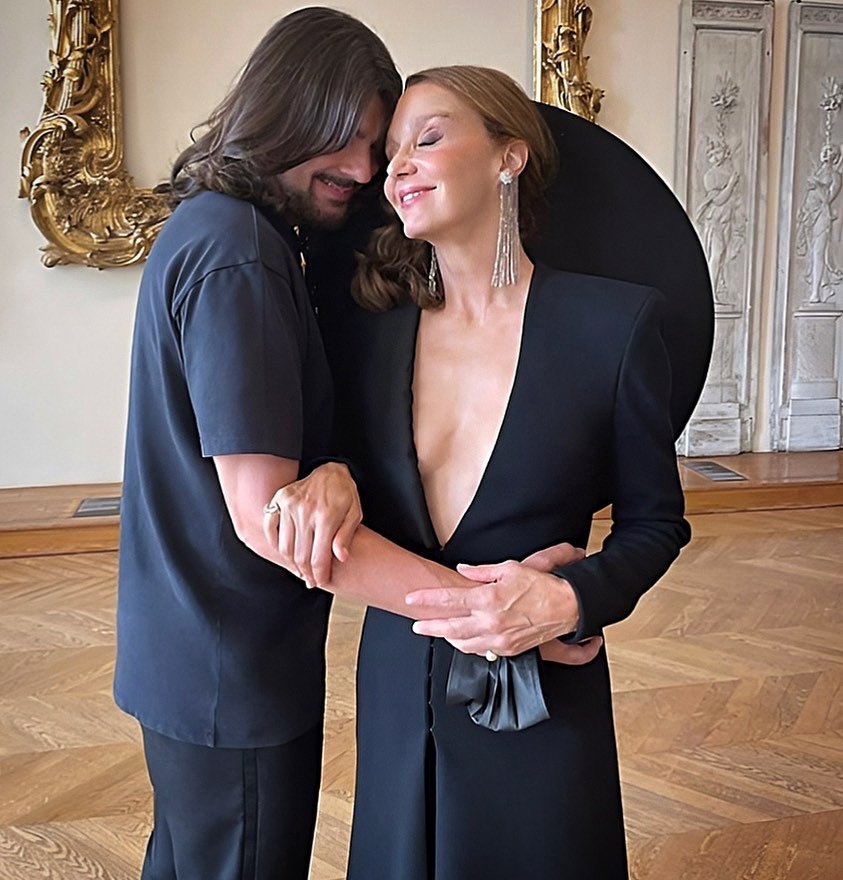 What do you think of Sylvie's outfit? @emilyinparis season 3 is out! Did you spot our designs?  #StephaneRolland #HauteCouture #EmilyinParis